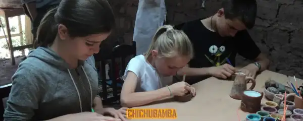 Crianças fazendo cerâmica em Chichubamba