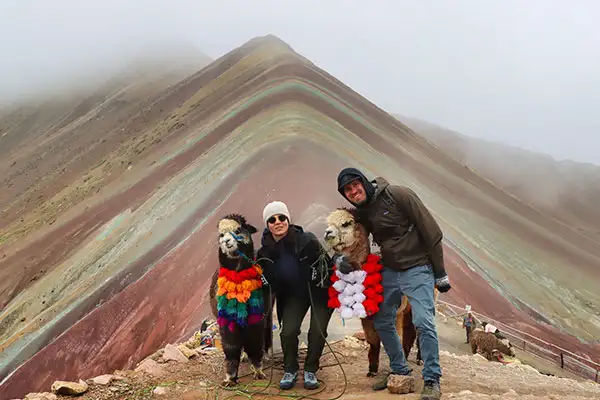 Vinicunca la montaña de colores y una persona